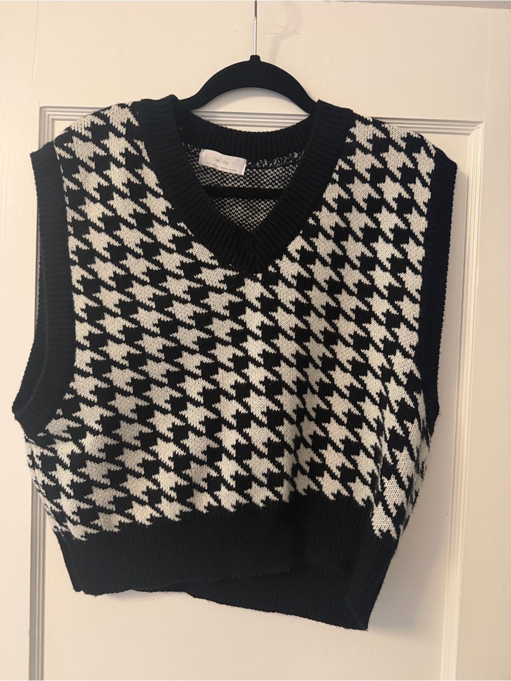 Oak and Fort Black & White Houndstooth V-Neck Sweater Vest